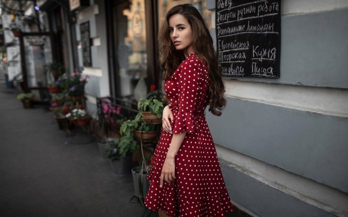 Девушка в платье на улице