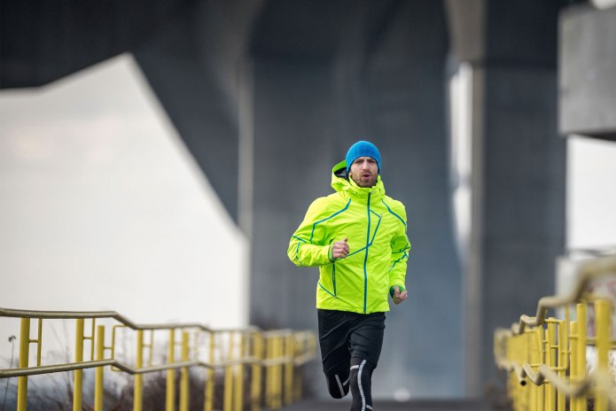 Бегуны в спортивной одежде