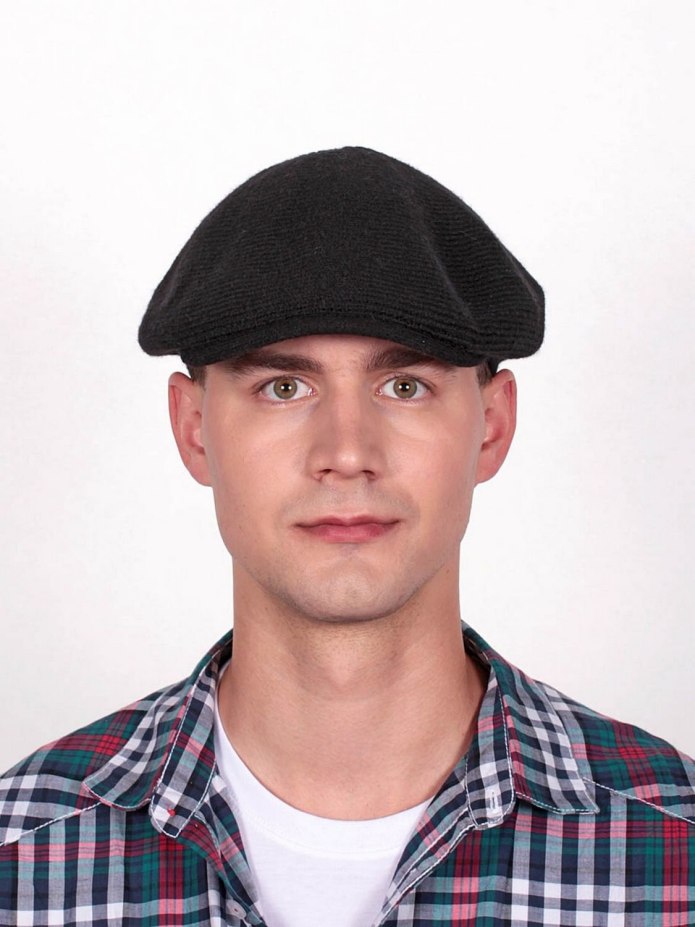 Мужчина в синей кепке