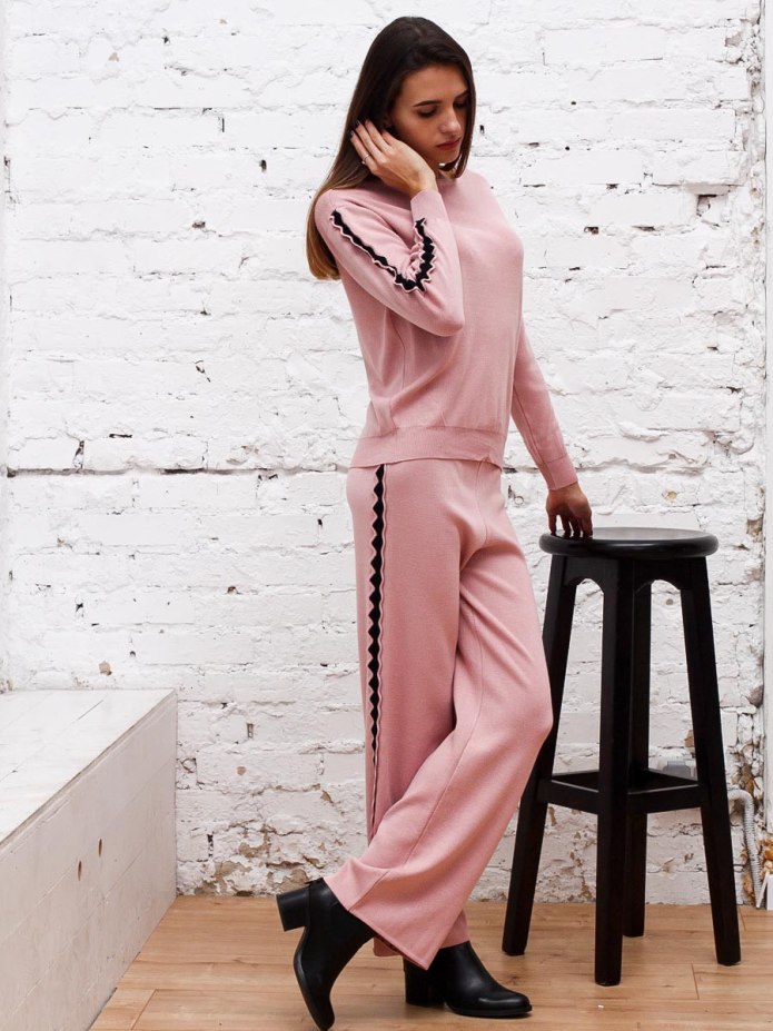 Костюм в стиле спорт-Шик с волнистыми лампасами pronto Moda