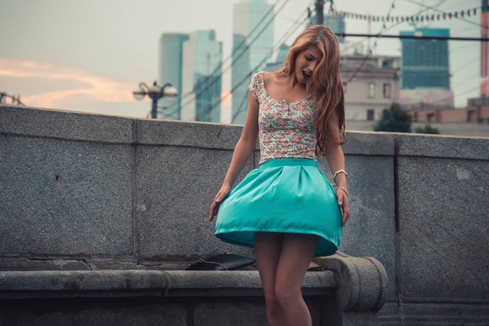 Телки в коротких юбочках