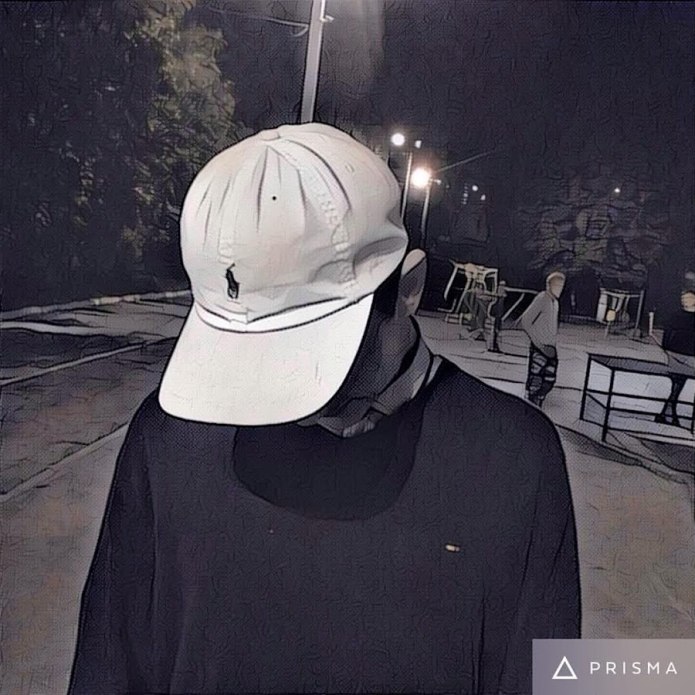 Парни в кепках адидас
