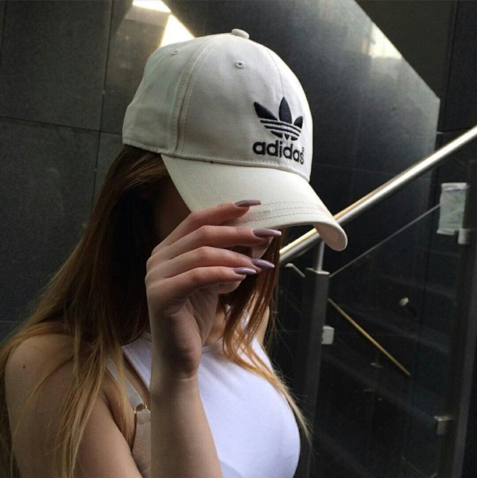 Девушка в кепке