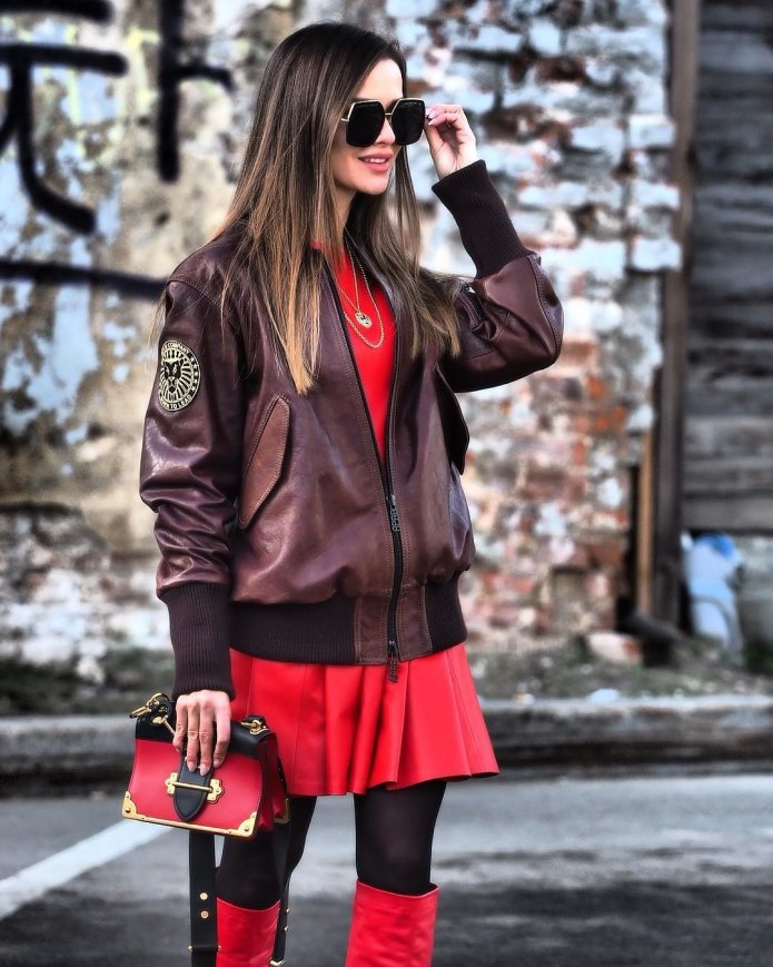 Красная куртка Bershka
