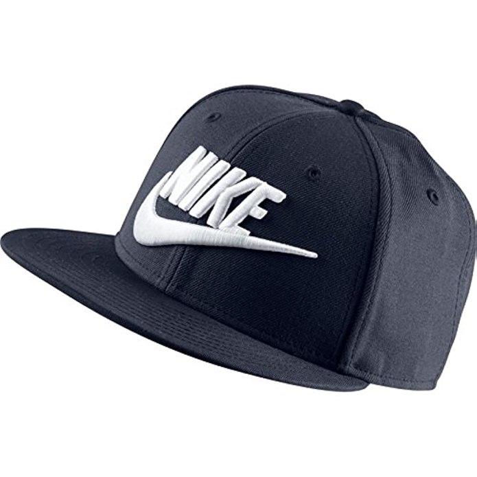Репер в бейсболке New era
