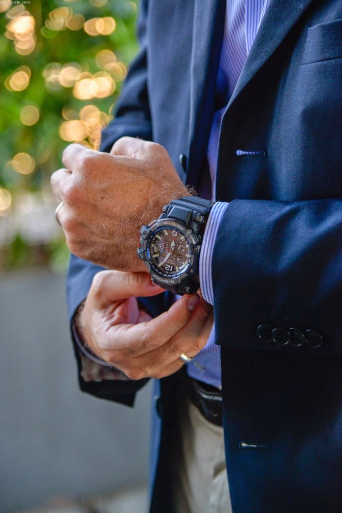 Casio g-Shock с костюмом