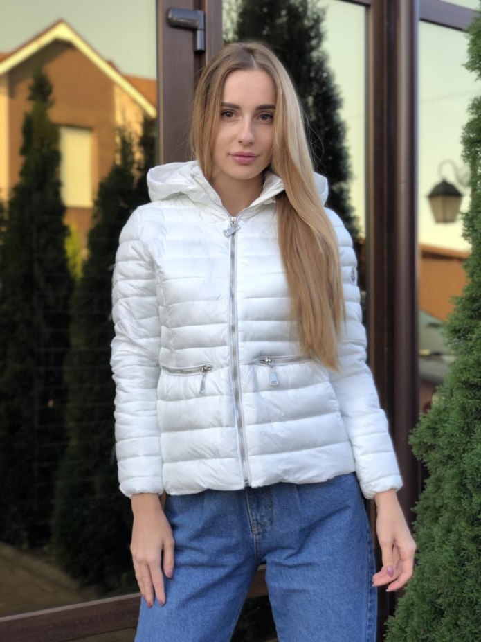 Красная куртка из плащевки