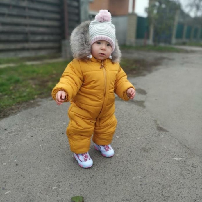Шапка к горчичному комбинезону