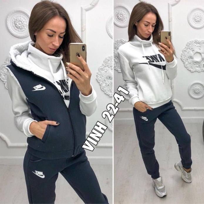 Розовый спортивный костюм и черная жилетка