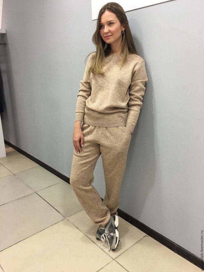 Бежевый спортивный костюм