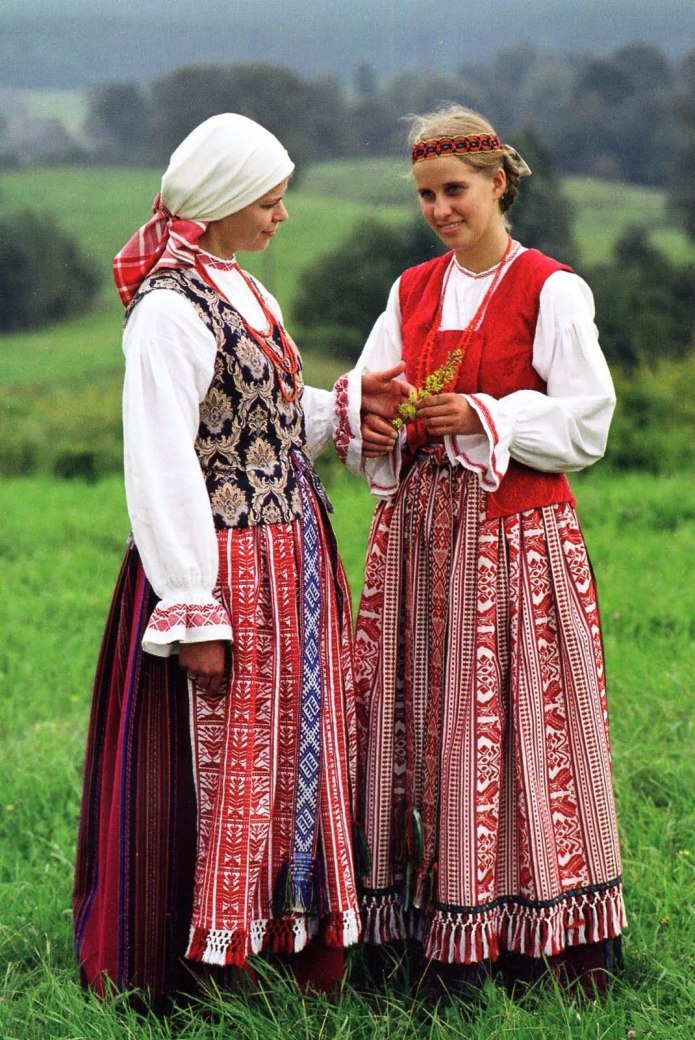 Латышский костюм девушки
