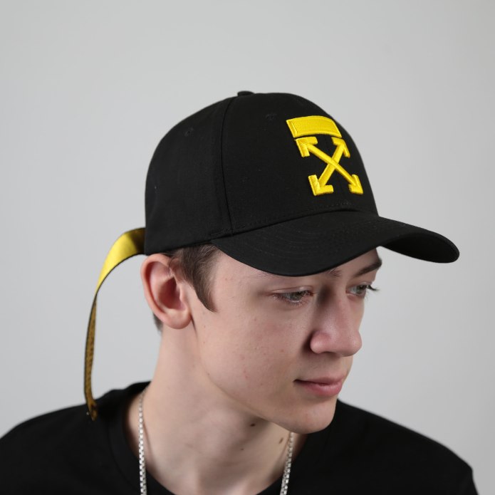 Кепка off White с желтой лентой