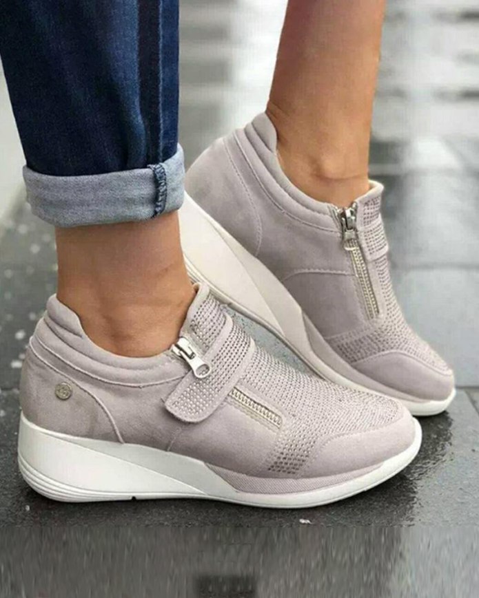 Кроссовки женские