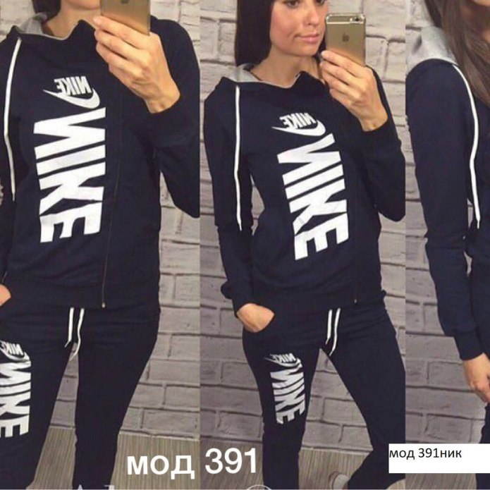 Девушка в спортивном костюме Nike