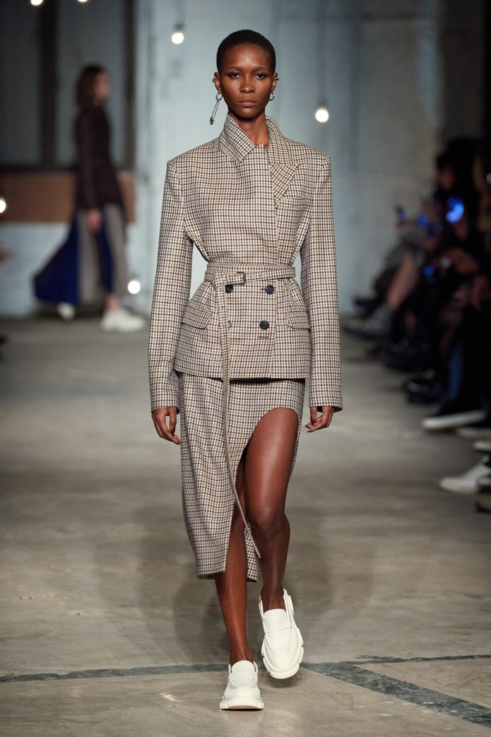 Burberry подиум 2021
