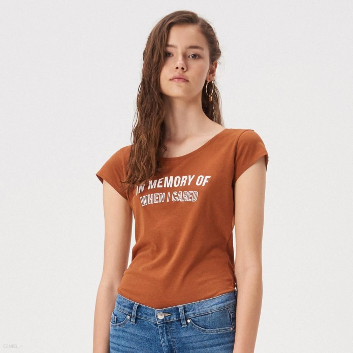 Коричневая футболка guess