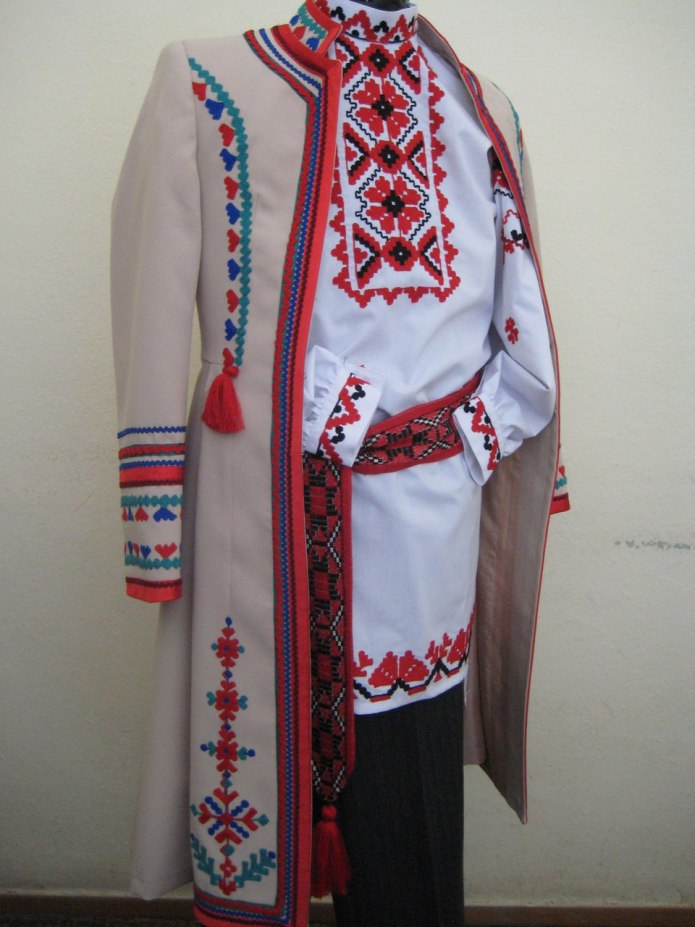 Мужской костюм бежевого цвета