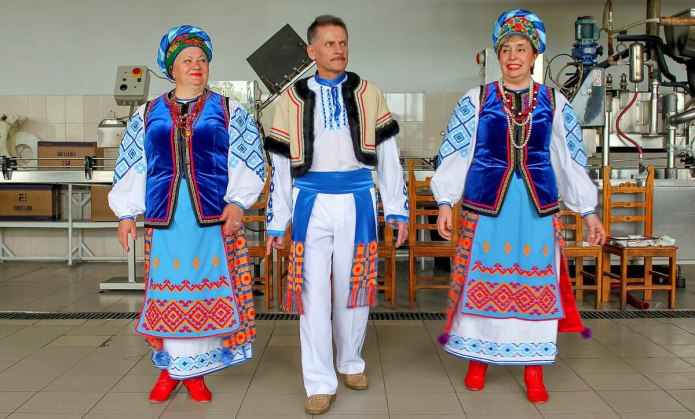 Красный женский брючный костюм Армани