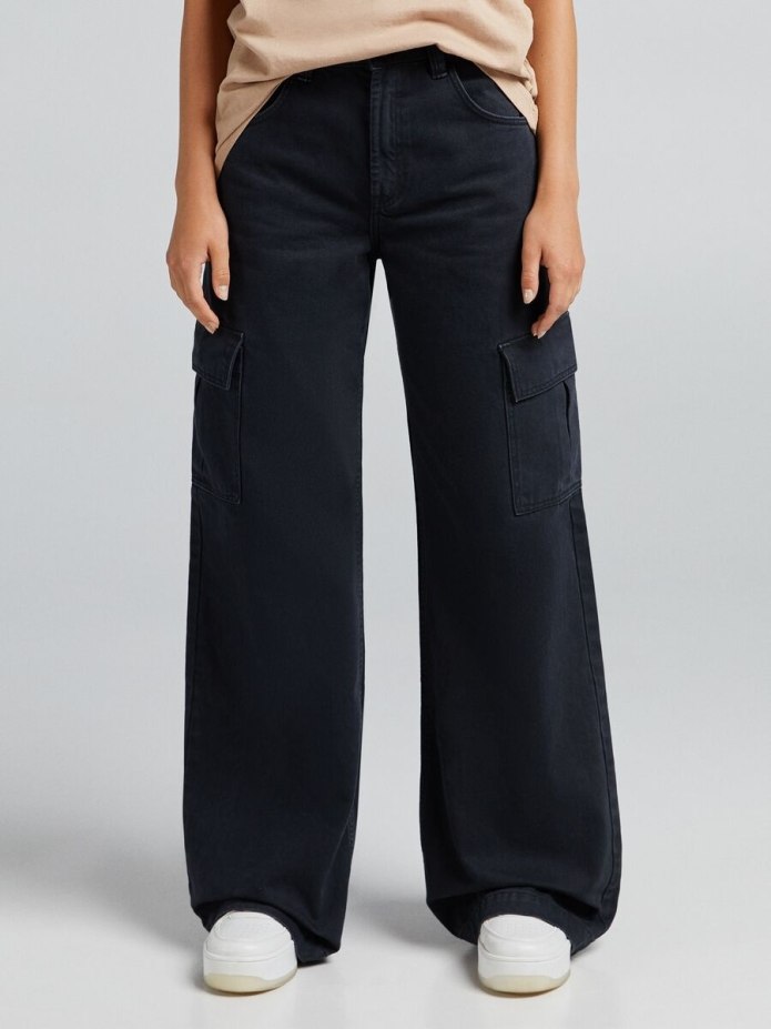 Черные брюки карго Bershka