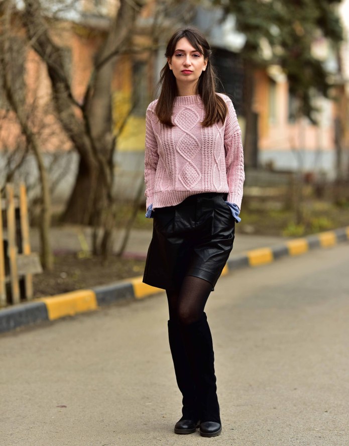 Кожаные шорты и блузка на корпоратив