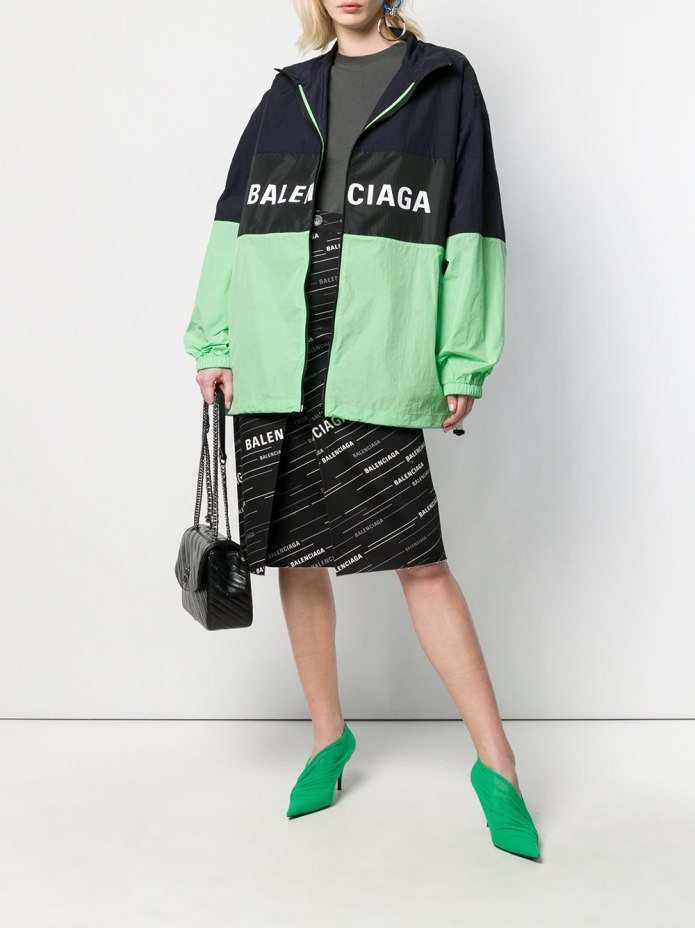 Девушка в Balenciaga