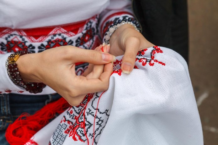 женщины вышивают рушники