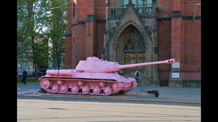 Розовый танк ИС-2 В Чехии