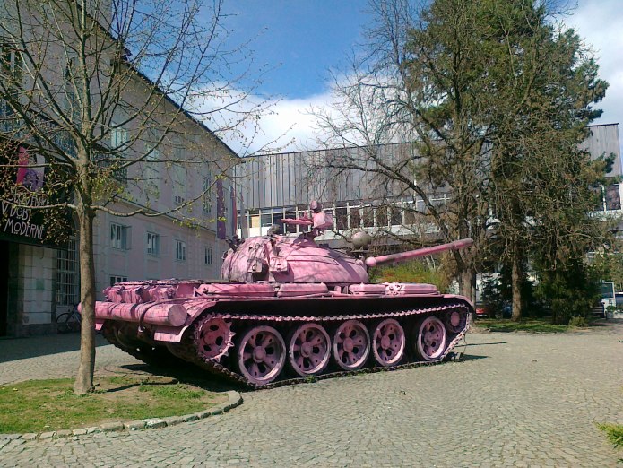 Розовый танк