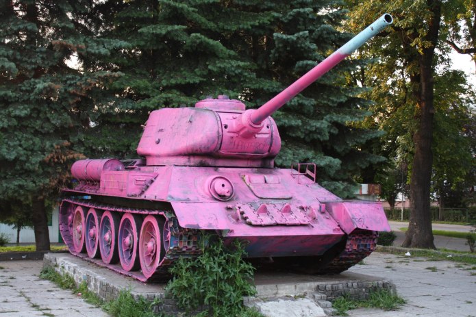 Розовый танк т 34