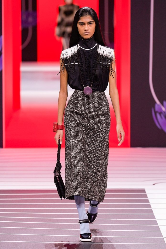 Podium model фиолетовая одежда 2020