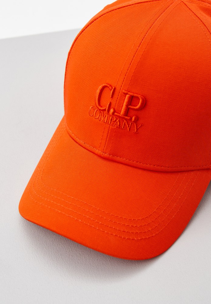 Шапка c.p Company на голове