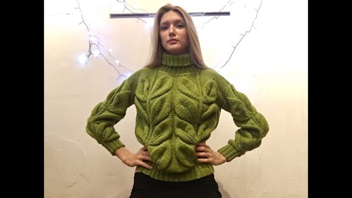 Зеленый свитер с листьями на ветке