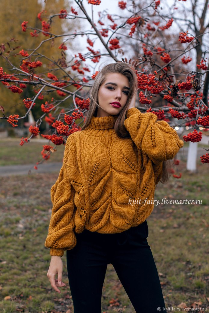 Свитер с листьями