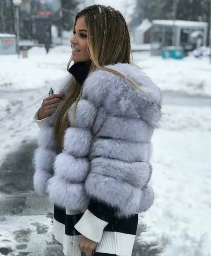 Красивая блондинка в шубе