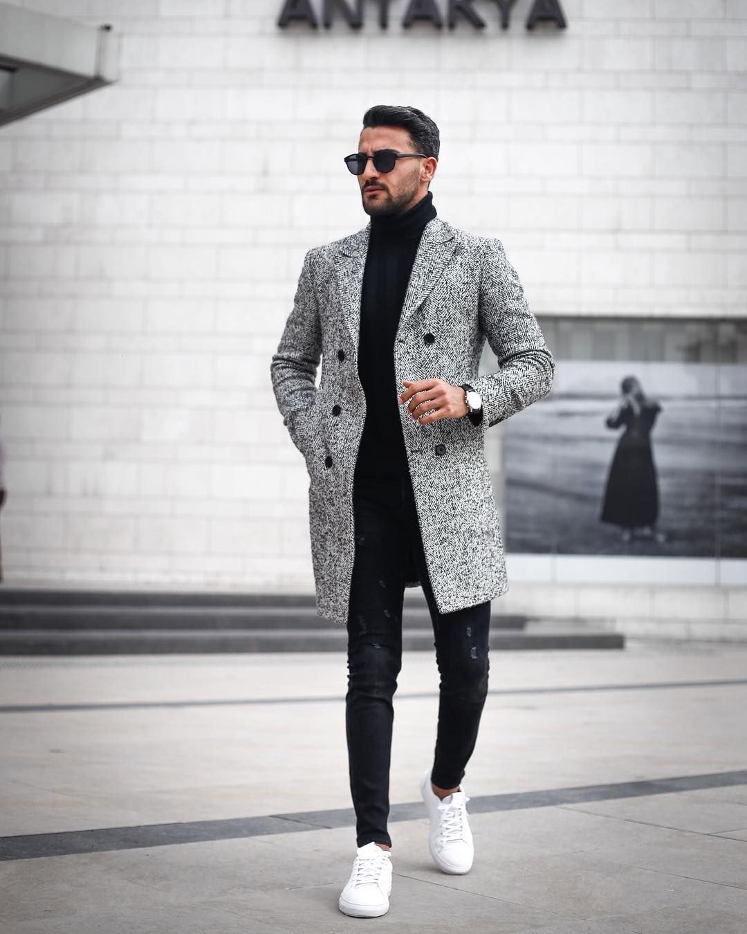 Мужское пальто с кроссовками. Мужское пальто 2022 тренды. Серое пальто мужское. Модное мужское пальто.