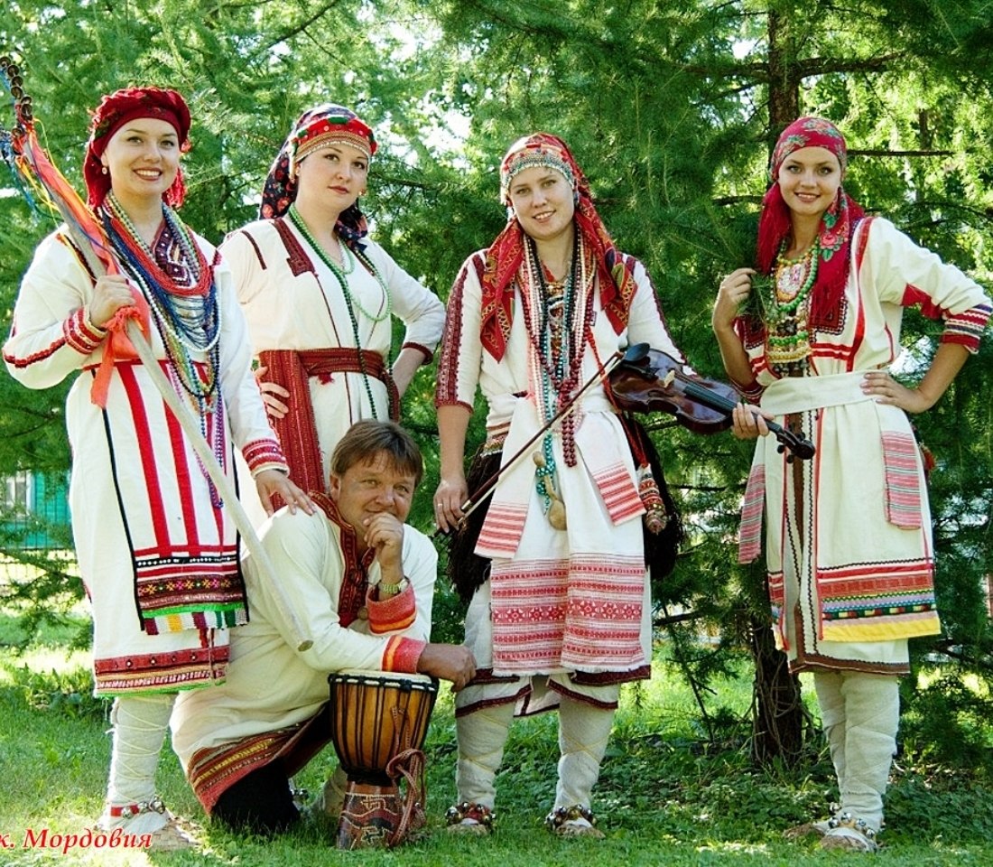 Слушать национальное. Мордовский костюм. Мордовский костюм женщины. Народный костюмы мужской и женский мордва. Народы России мужчины.