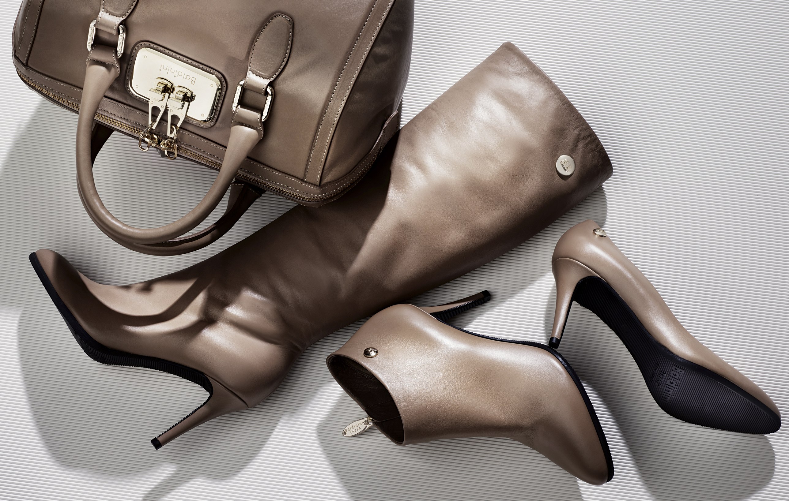 Реклама туфель. Женская обувь реклама. Обувь красивая брендовая. Стильная кожаная обувь. Итальянская обувь женская.