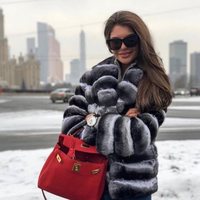 Фотосессия в розовой шубе с париком