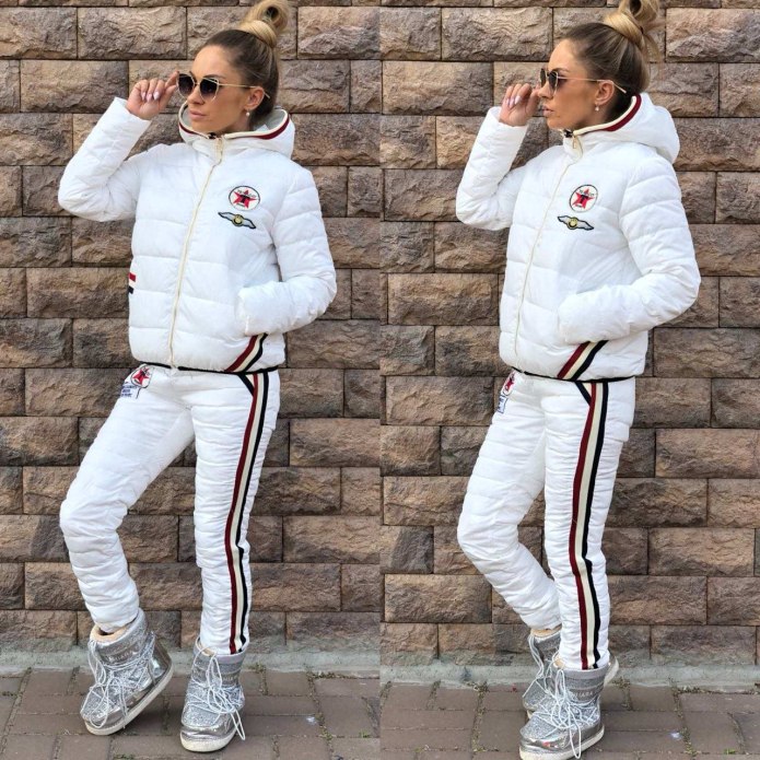 Голубой спортивный костюм