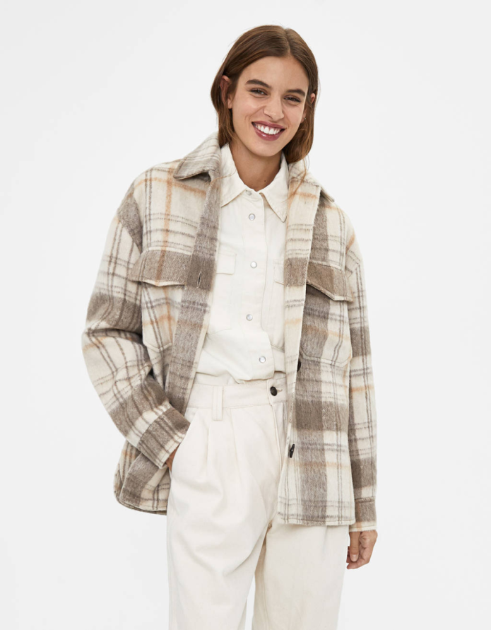 Бежевая куртка Bershka 2019