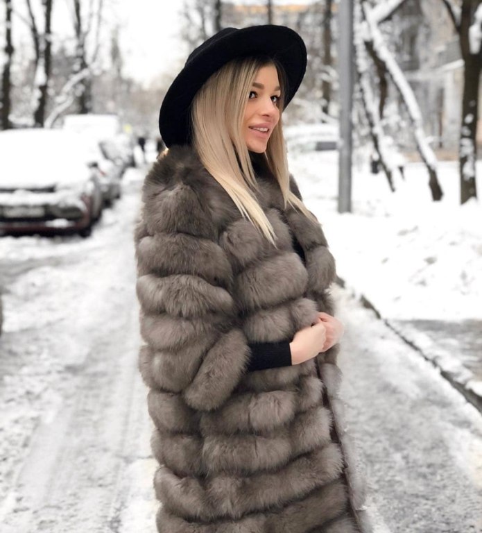 Девушка в меховой жилетке