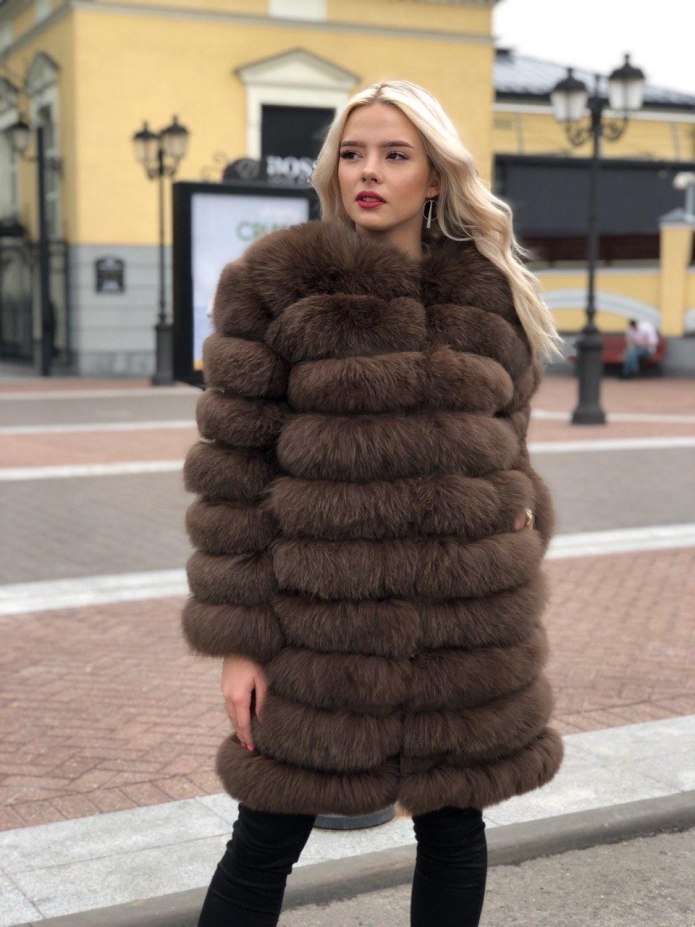 Девушка в шубе из песца