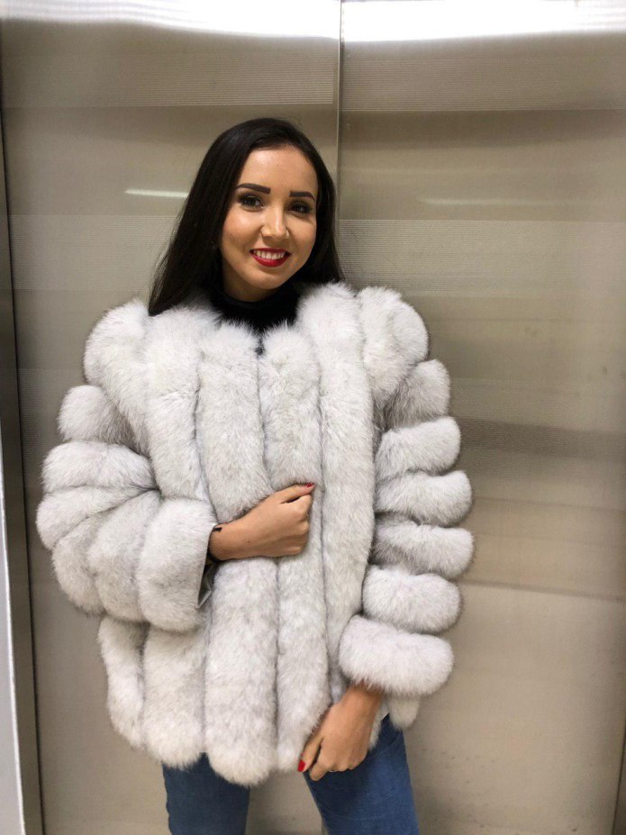 Девушка в шубе из песца