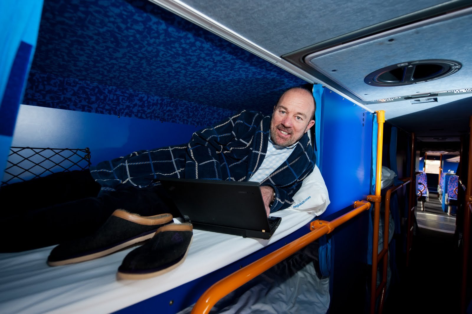 Включи станцию для сна. Спальное место в автобусе для водителя. Спальник в автобусе. Спальник в автобусе для водителя. Автобус с местом для сна.