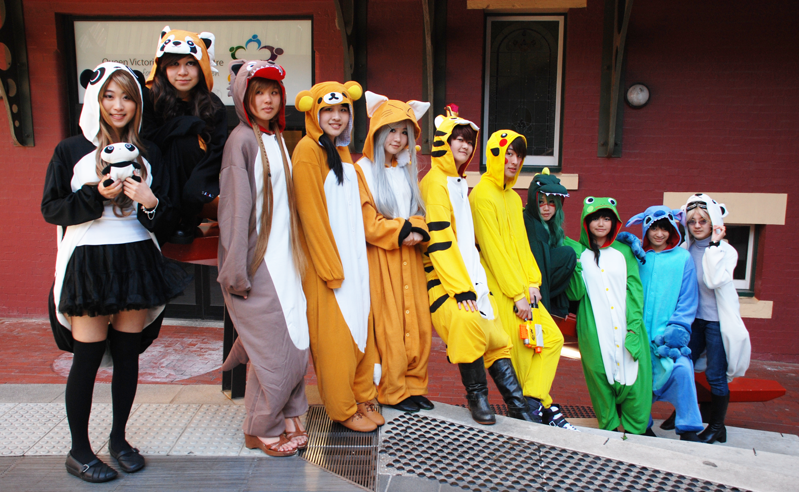 Японский мягкий костюм зверя. Японская пижама кигуруми. Люди в кигуруми на улице. Люди в костюмах животных. Люди в костюмах животных на улице.