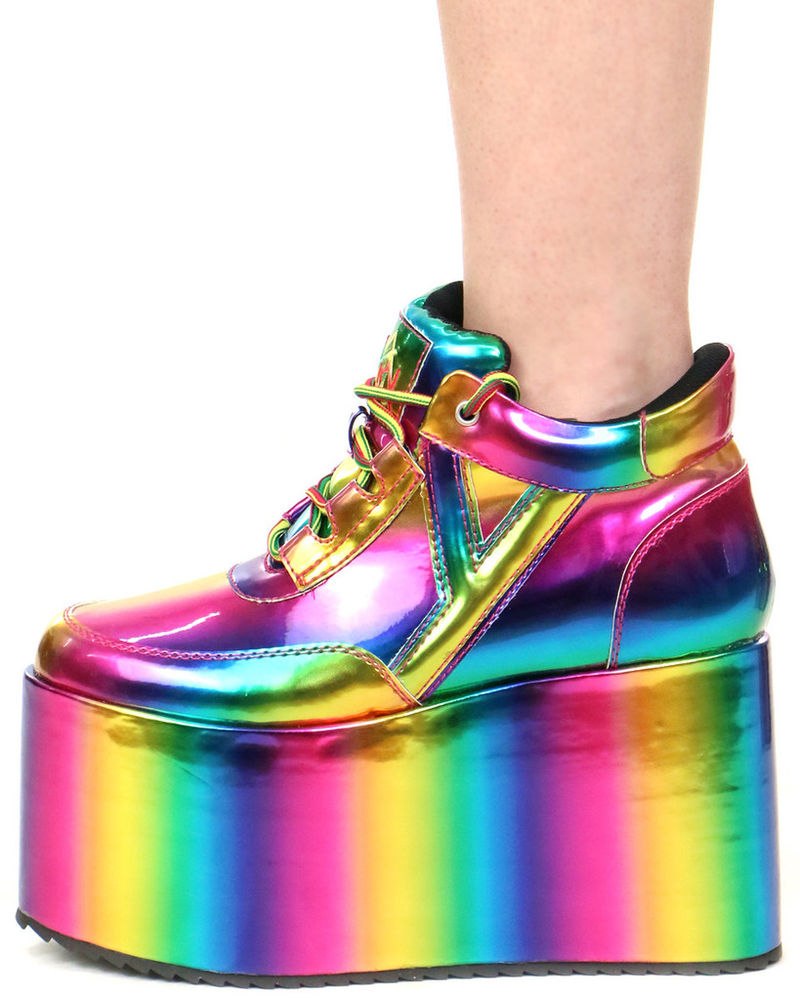 Яркая подошва. Обувь Rainbow platform Shoes. Рейнбоу Хай обувь. Яркая обувь. Разноцветные кроссовки.