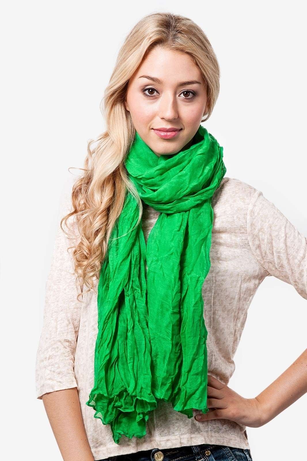 Платки зеленого цвета. Шарф, зелёный. Шарф зеленый женский. Ярко зеленый шарф. Шарф зеленого цвета.