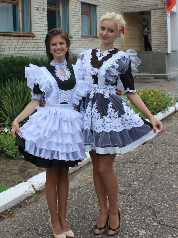 Выпускницы в школьной форме