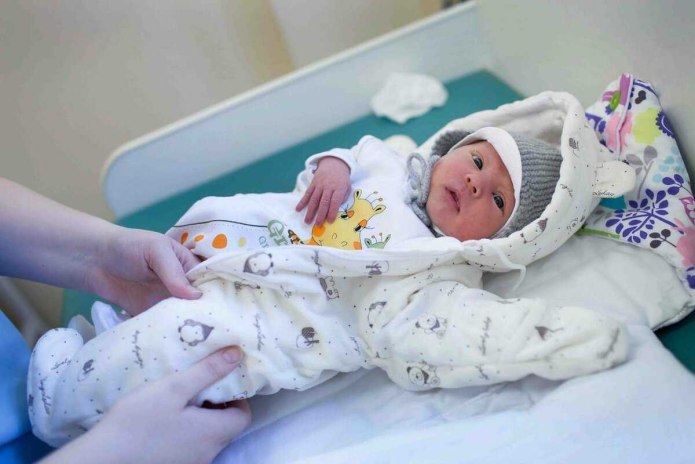 Выписка ребенка из роддома зимой