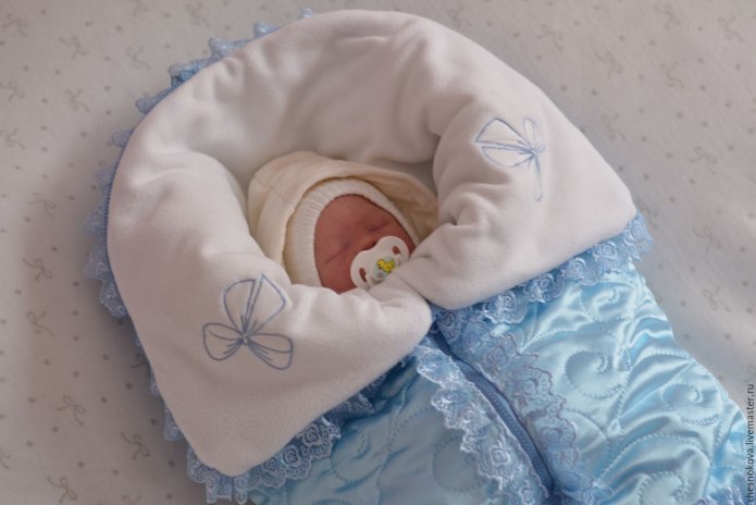 Выписка из роддома малыш в конверте
